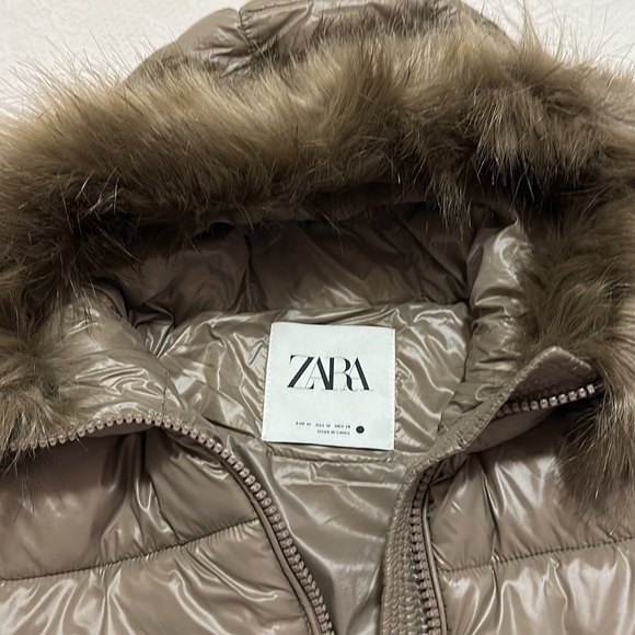 Zara jacket. Water and Wind Protection Puffer Size Medium - Picture 3 of 4